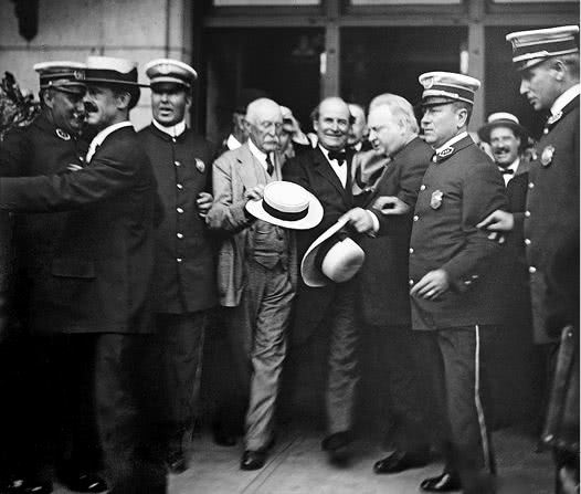 Иллюстрация к книге — Суд идет. О судебных процессах прошлого. От античности до новейшей истории [i_030.jpg]