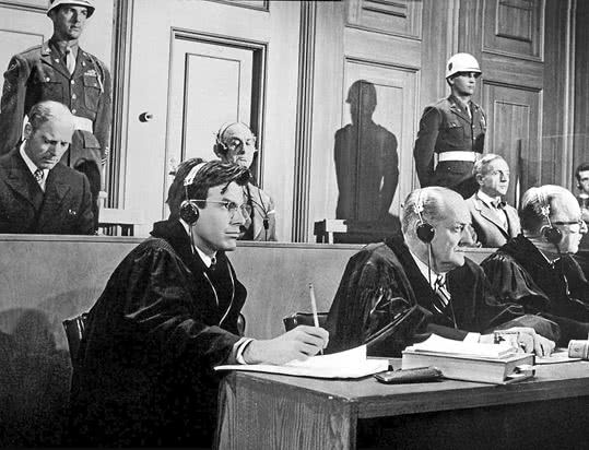 Иллюстрация к книге — Суд идет. О судебных процессах прошлого. От античности до новейшей истории [i_032.jpg]