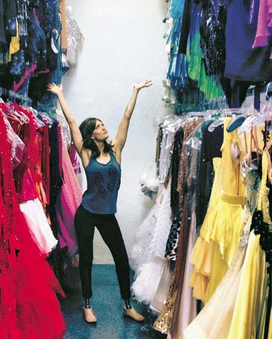 Иллюстрация к книге — Шаг вперед. История девушки, которая, потеряв ноги, научилась танцевать [_12_2.jpg]