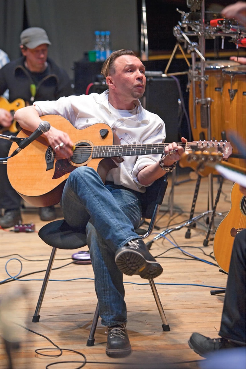 Иллюстрация к книге — Путь Горыныча. Авторизованная биография Гарика Сукачева [i_008.jpg]