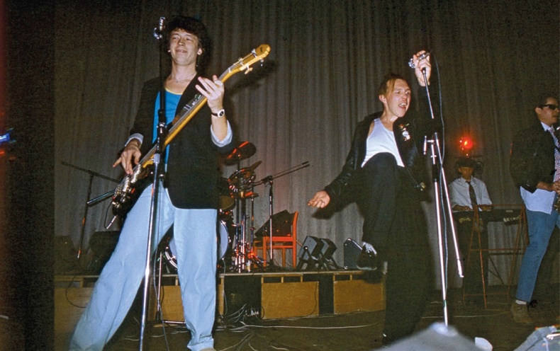 Иллюстрация к книге — Путь Горыныча. Авторизованная биография Гарика Сукачева [i_020.jpg]