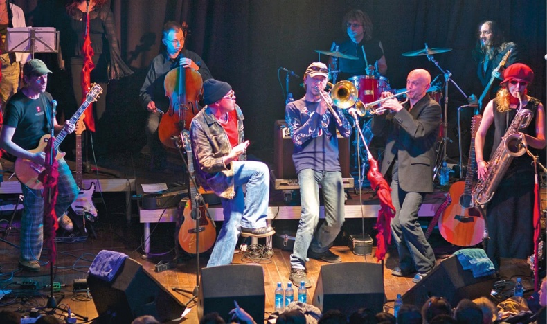 Иллюстрация к книге — Путь Горыныча. Авторизованная биография Гарика Сукачева [i_022.jpg]