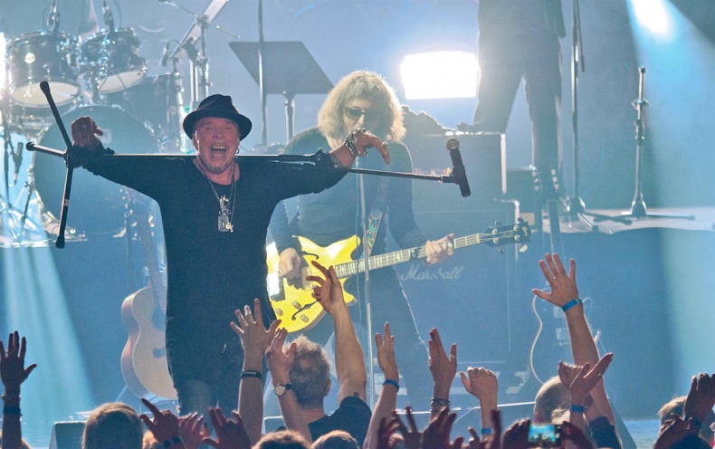 Иллюстрация к книге — Путь Горыныча. Авторизованная биография Гарика Сукачева [i_024.jpg]