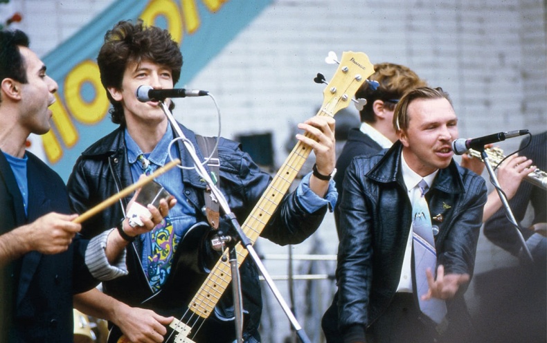 Иллюстрация к книге — Путь Горыныча. Авторизованная биография Гарика Сукачева [i_026.jpg]