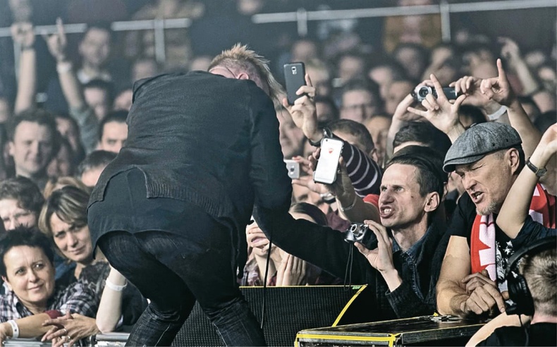 Иллюстрация к книге — Путь Горыныча. Авторизованная биография Гарика Сукачева [i_032.jpg]