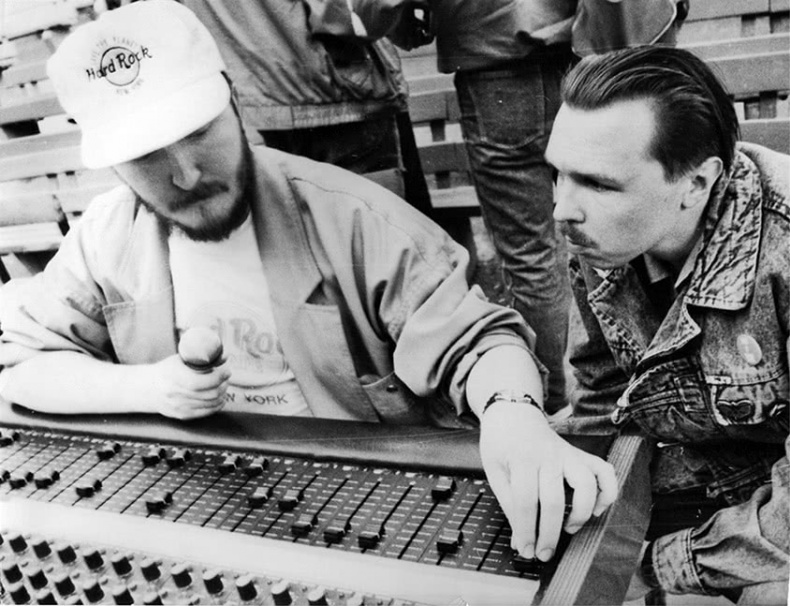 Иллюстрация к книге — Путь Горыныча. Авторизованная биография Гарика Сукачева [i_035.jpg]