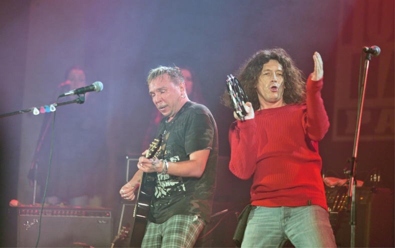 Иллюстрация к книге — Путь Горыныча. Авторизованная биография Гарика Сукачева [i_036.jpg]