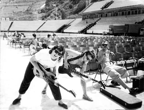 Иллюстрация к книге — Путь Горыныча. Авторизованная биография Гарика Сукачева [i_037.jpg]