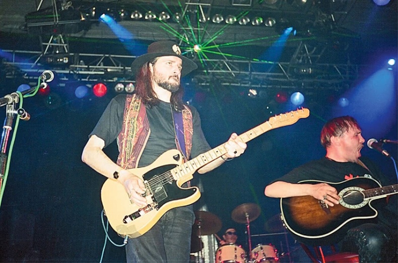 Иллюстрация к книге — Путь Горыныча. Авторизованная биография Гарика Сукачева [i_039.jpg]