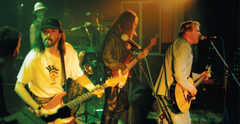 Иллюстрация к книге — Путь Горыныча. Авторизованная биография Гарика Сукачева [i_058.jpg]