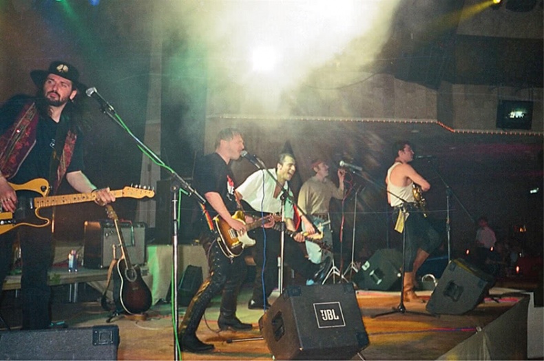 Иллюстрация к книге — Путь Горыныча. Авторизованная биография Гарика Сукачева [i_059.jpg]