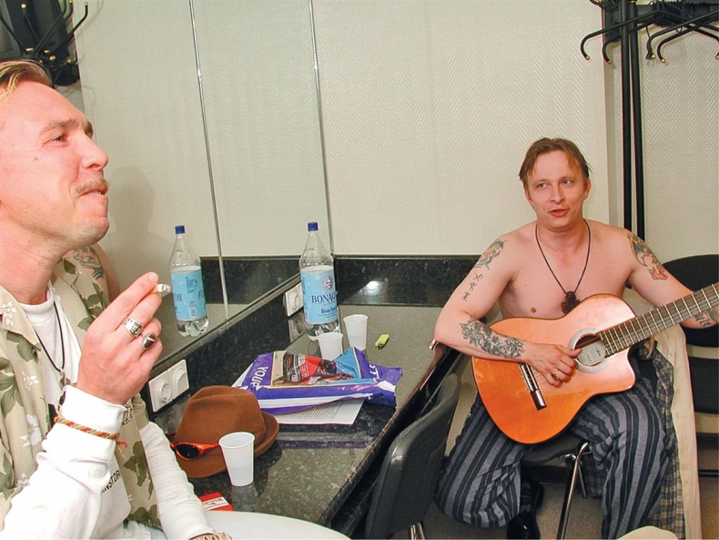 Иллюстрация к книге — Путь Горыныча. Авторизованная биография Гарика Сукачева [i_085.jpg]