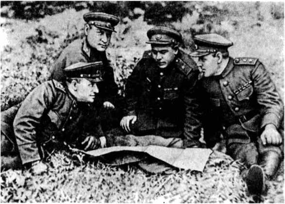 Иллюстрация к книге — Годы и войны [i_009.jpg]