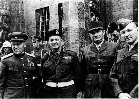 Иллюстрация к книге — Годы и войны [i_011.jpg]