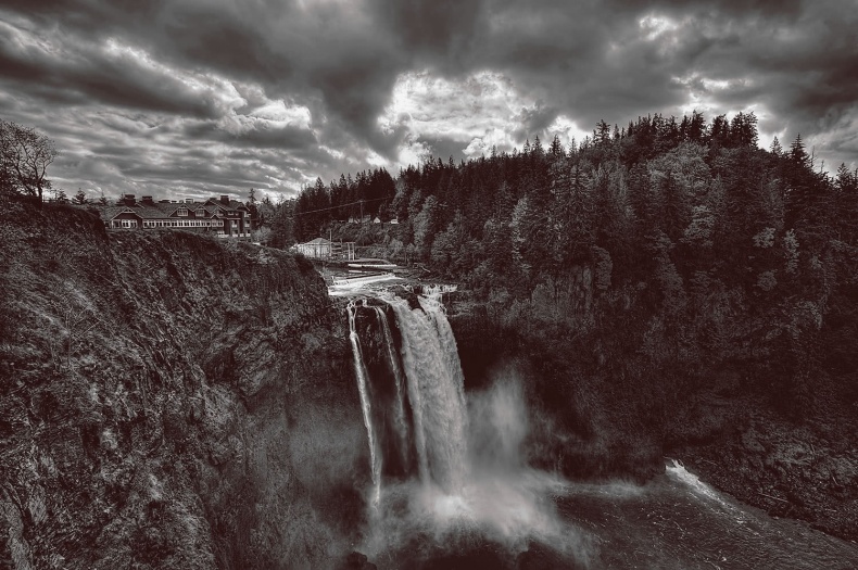 Иллюстрация к книге — Твин-Пикс. Последнее досье [i_001.jpg]