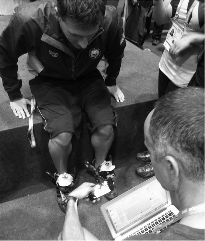 Иллюстрация к книге — Кроссовки. Культурная биография спортивной обуви [i_046.jpg]