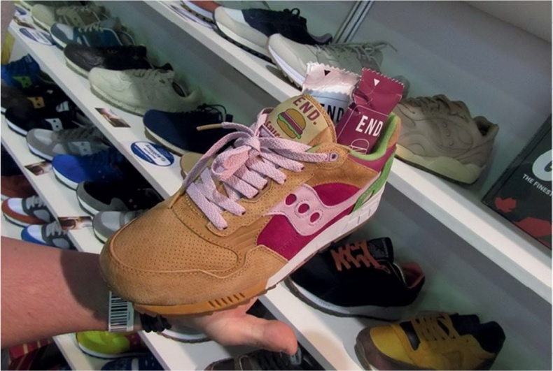 Иллюстрация к книге — Кроссовки. Культурная биография спортивной обуви [i_112.jpg]