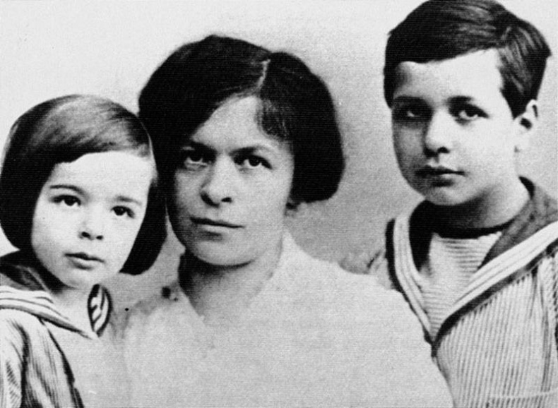 Иллюстрация к книге — Говорит Альберт Эйнштейн [i_033.jpg]