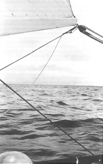 Иллюстрация к книге — Под парусом в одиночку вокруг света. Первое одиночное, безостановочное, кругосветное плавание на парусной яхте [i_008.jpg]