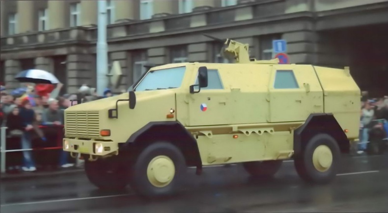 Иллюстрация к книге — Бронетранспортёры на шасси UNIMOG 1950 - 2009 гг. [img_58.jpg]