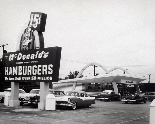 Иллюстрация к книге — McDonalds. Как создавалась империя [foto1955godaehtopervyjjrestoranrehjakrokavdesplejjnzillinojjs..jpg]