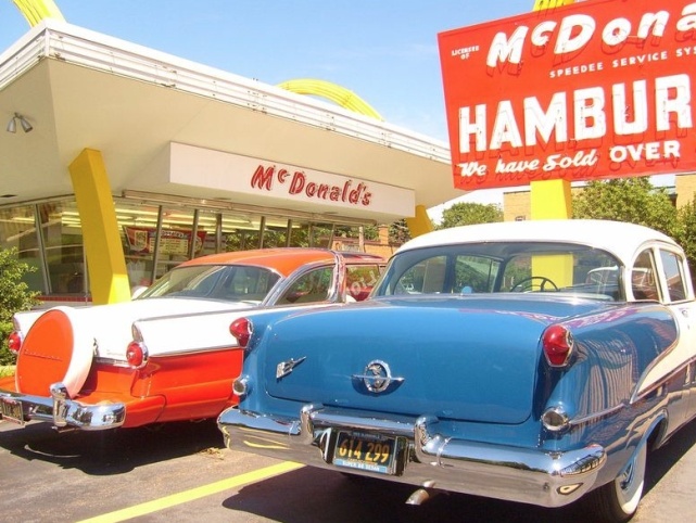 Иллюстрация к книге — McDonalds. Как создавалась империя [vnutrimuzejavdesplainesillinojjs.2.jpg]