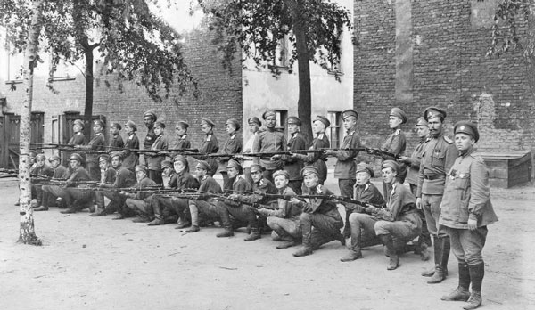 Иллюстрация к книге — Застигнутые революцией. Живые голоса очевидцев [i_068.jpg]