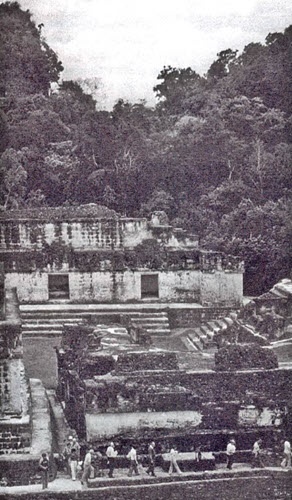 Иллюстрация к книге — День, когда явились боги [i_020.jpg]