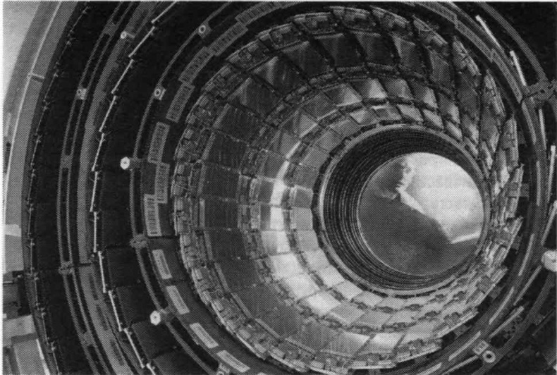 Иллюстрация к книге — Тайны квантового мира. О парадоксальности пространства и времени [i_076.jpg]