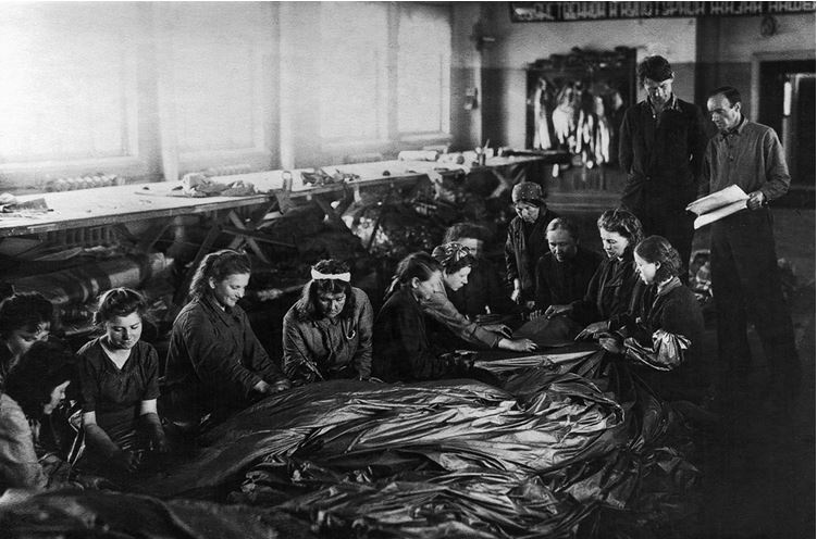 Иллюстрация к книге — Девятьсот часов неба. Неизвестная история дирижабля «СССР-В6» [i_032.jpg]