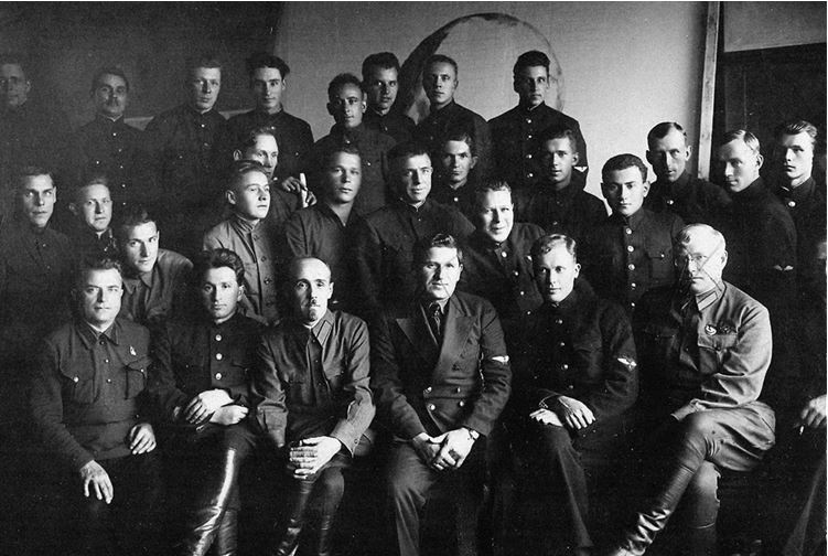 Иллюстрация к книге — Девятьсот часов неба. Неизвестная история дирижабля «СССР-В6» [i_107.jpg]