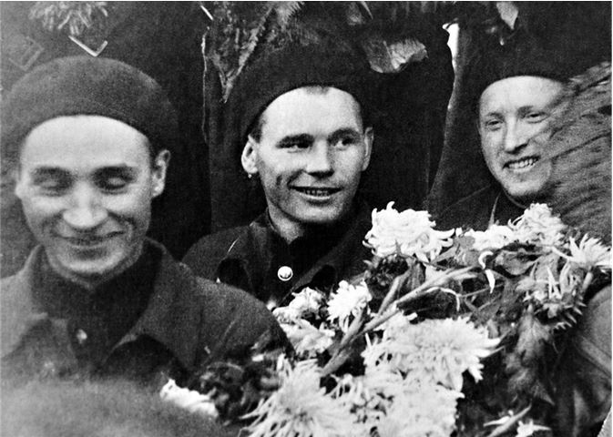 Иллюстрация к книге — Девятьсот часов неба. Неизвестная история дирижабля «СССР-В6» [i_133.jpg]