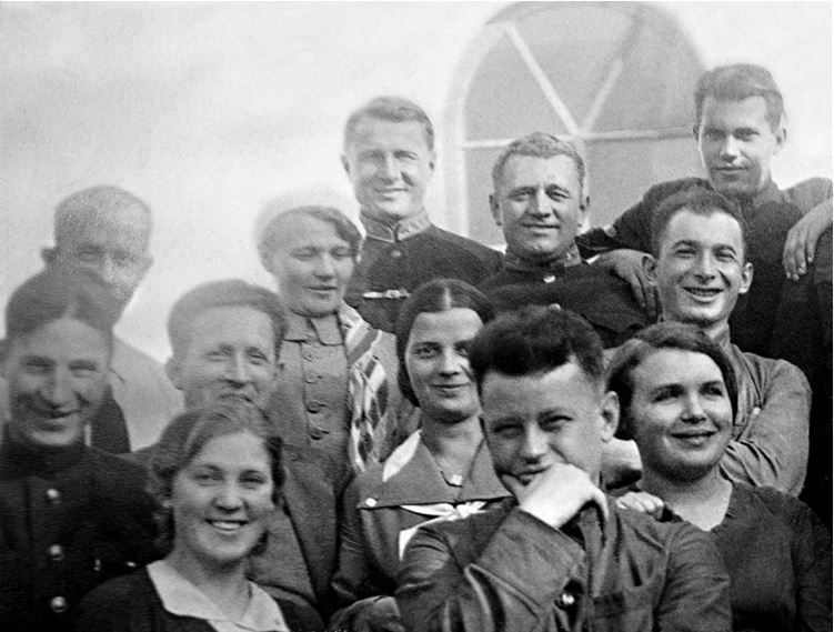 Иллюстрация к книге — Девятьсот часов неба. Неизвестная история дирижабля «СССР-В6» [i_134.jpg]