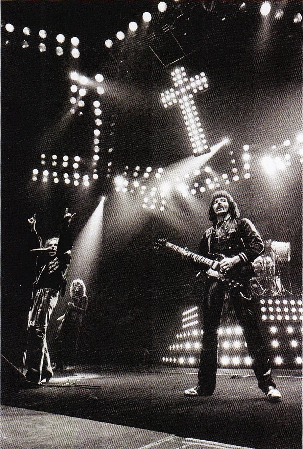 Иллюстрация к книге — Железный человек - Моё путешествие сквозь Рай и Ад вместе с Блэк Саббат [_35006_original.jpg]