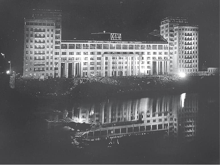 Иллюстрация к книге — Дом правительства. Сага о русской революции [i_112.jpg]