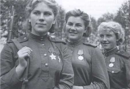 Иллюстрация к книге — Ангелы мщения. Женщины-снайперы Великой Отечественной [i_004.jpg]