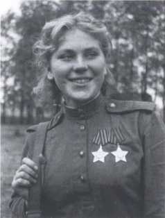 Иллюстрация к книге — Ангелы мщения. Женщины-снайперы Великой Отечественной [i_005.jpg]