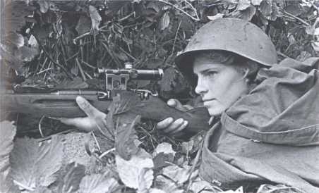 Иллюстрация к книге — Ангелы мщения. Женщины-снайперы Великой Отечественной [i_007.jpg]