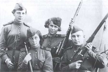 Иллюстрация к книге — Ангелы мщения. Женщины-снайперы Великой Отечественной [i_013.jpg]