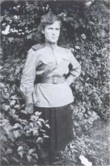 Иллюстрация к книге — Ангелы мщения. Женщины-снайперы Великой Отечественной [i_015.jpg]