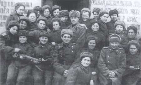 Иллюстрация к книге — Ангелы мщения. Женщины-снайперы Великой Отечественной [i_023.jpg]