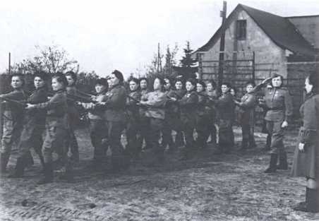 Иллюстрация к книге — Ангелы мщения. Женщины-снайперы Великой Отечественной [i_028.jpg]