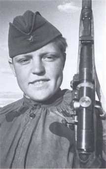 Иллюстрация к книге — Ангелы мщения. Женщины-снайперы Великой Отечественной [i_032.jpg]