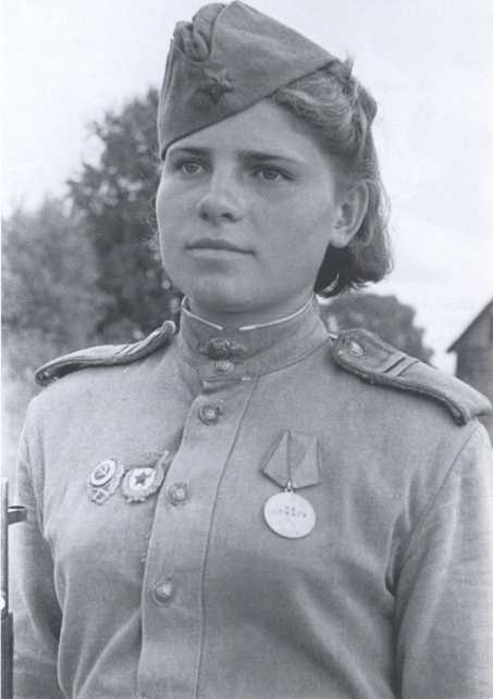 Иллюстрация к книге — Ангелы мщения. Женщины-снайперы Великой Отечественной [i_033.jpg]