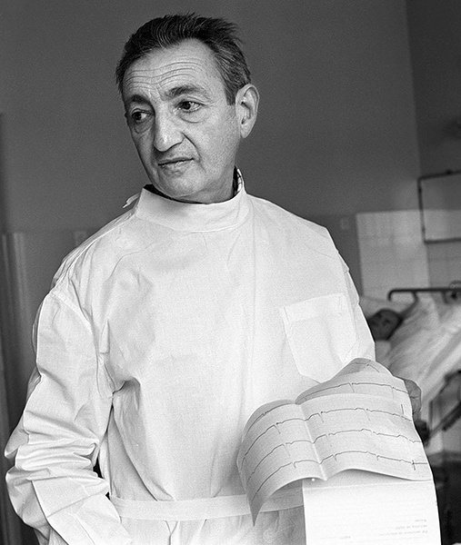 Иллюстрация к книге — "Еврейское слово". Колонки [i_009.jpg]