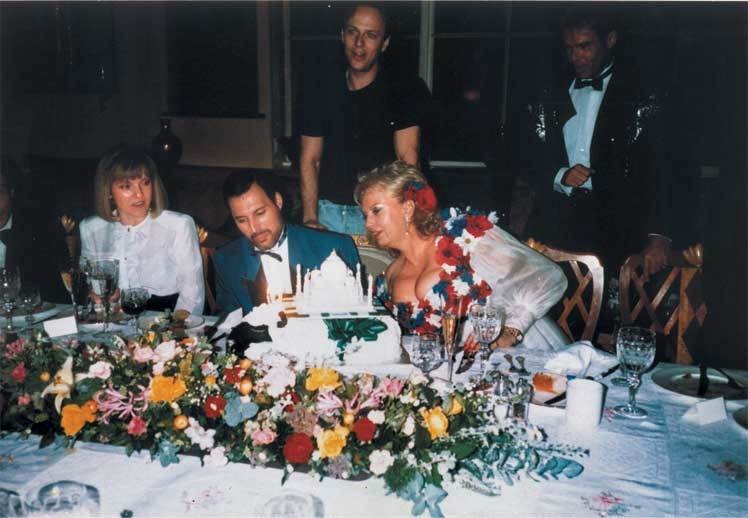 Иллюстрация к книге — Queen. Фредди Меркьюри. Биография [i_065.jpg]