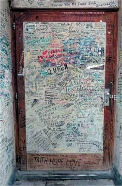 Иллюстрация к книге — Queen. Фредди Меркьюри. Биография [i_085.jpg]