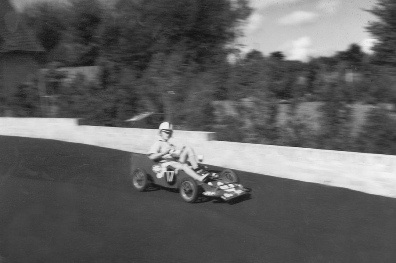 Иллюстрация к книге — Как построить машину. Автобиография величайшего конструктора «Формулы-1» [i_012.jpg]