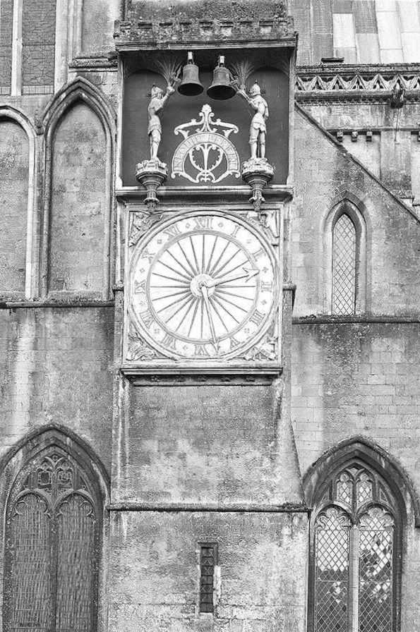 Иллюстрация к книге — История часов. Эволюция от солнечных до водородных [i_007.jpg]