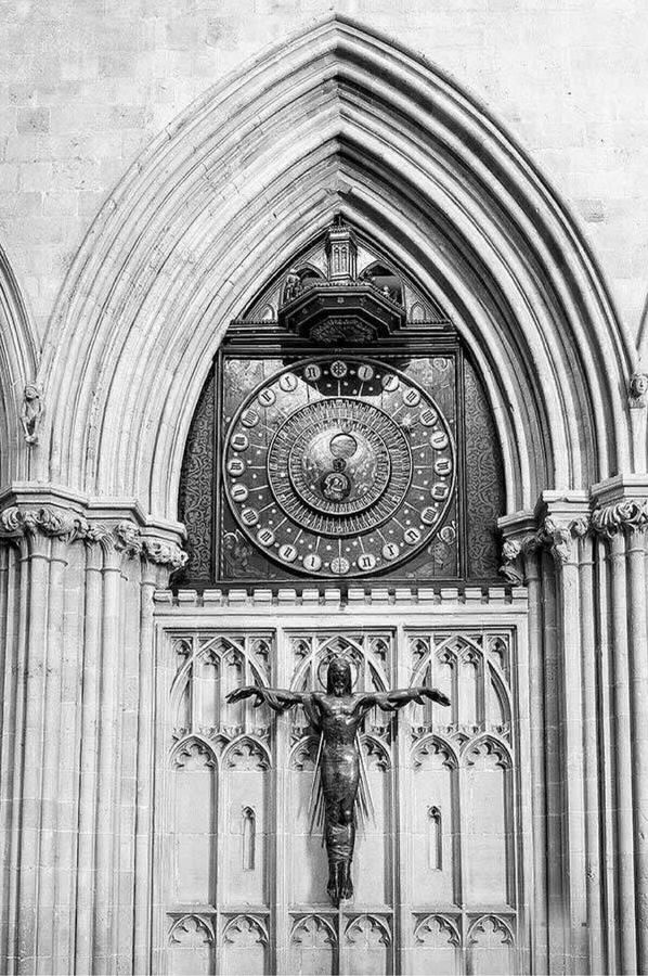 Иллюстрация к книге — История часов. Эволюция от солнечных до водородных [i_008.jpg]